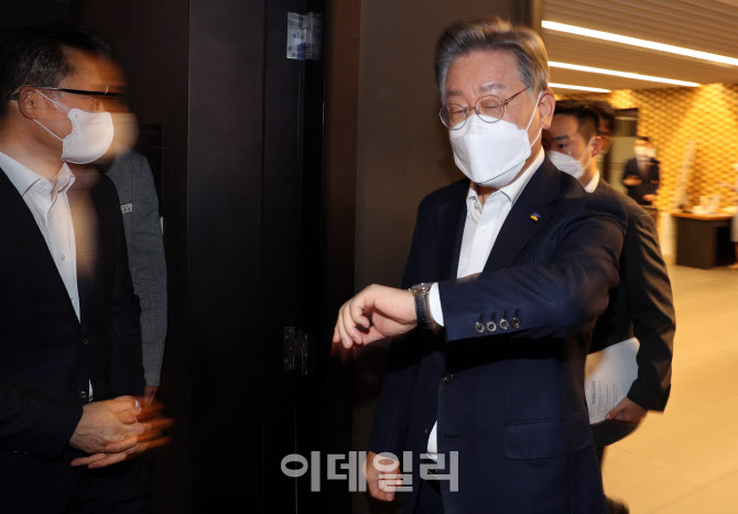[포토]'시간 확인하는 이재명'