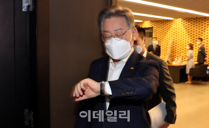 [포토]이재명, '지금 시간이?'