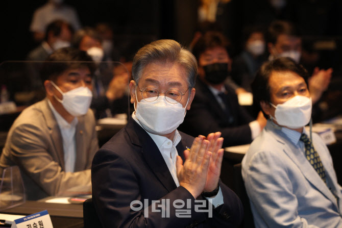 [포토]'박수치는 이재명 경기도지사'