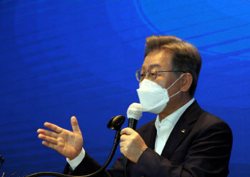 이재명 “부자가 죄인은 아냐…5차 지원금 전 국민에”