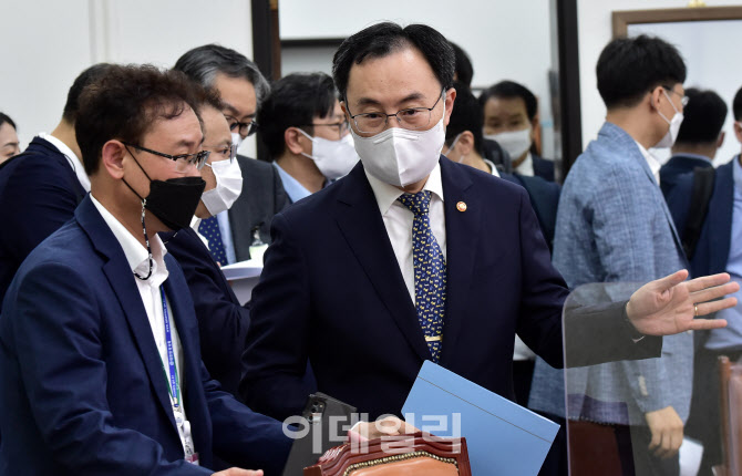 [포토]민주당 반도체 기술특위 참석하는 문승욱 장관