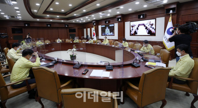 [포토]제40차 비상경제 중앙대책본부회의 겸 제12차 한국판 뉴딜 관계장관회의