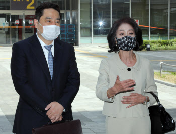 김부선 "이재명 잘 아는 변호사가 내 편..바지 벗을 준비 해야"