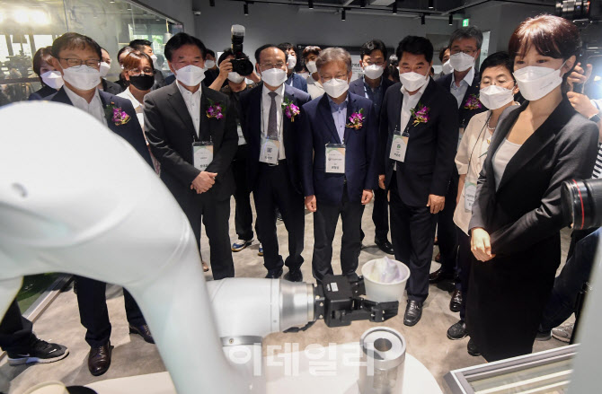 [포토] 아이스크림 로봇 시연보는 내빈들