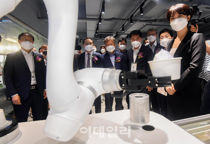 [포토] 스타트업센터 둘러보는 내빈들