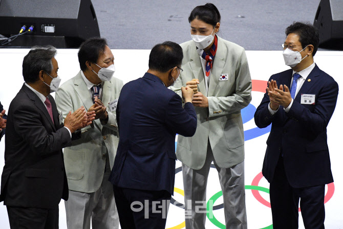 [포토]김연경 선수와 인사 나누는 김부겸 총리