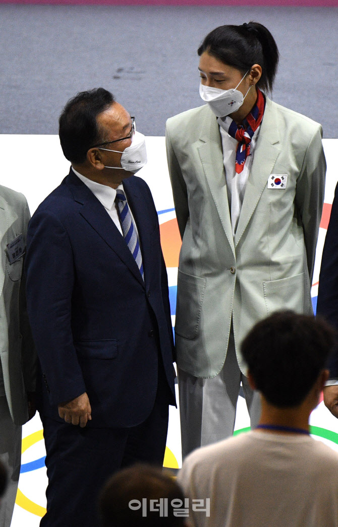 [포토]배구 여제 김연경 선수와 이야기 나누는 김부겸 총리