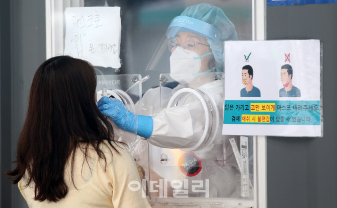 수도권 4단계…시가·친정 직계가족도 '사적모임' 안 된다