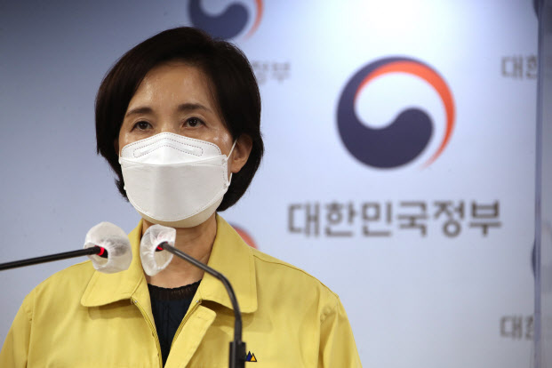 [일문일답]교육부 "2학기 전면등교 계획 유지…감염병 추이 보며 검토"