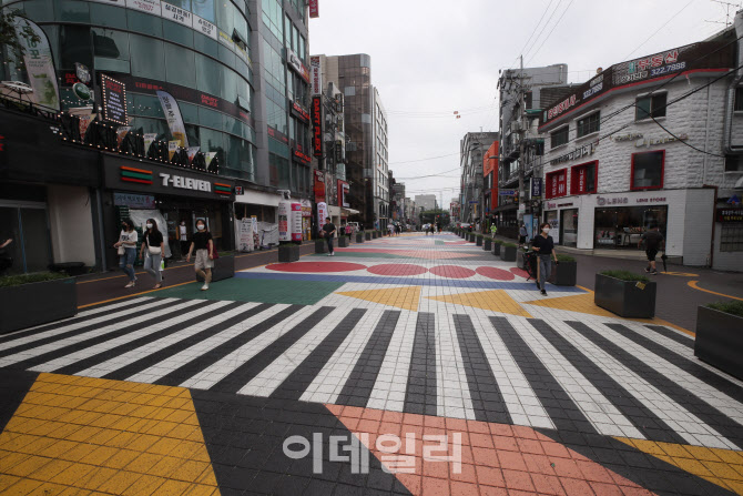 [포토]코로나19 확산에 주말에도 인파 없는 번화가