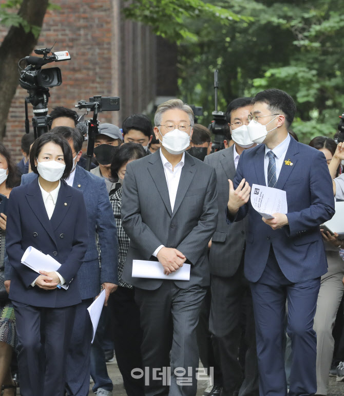 [포토]서울대 노동자 사망현장 찾은 이재명 지사