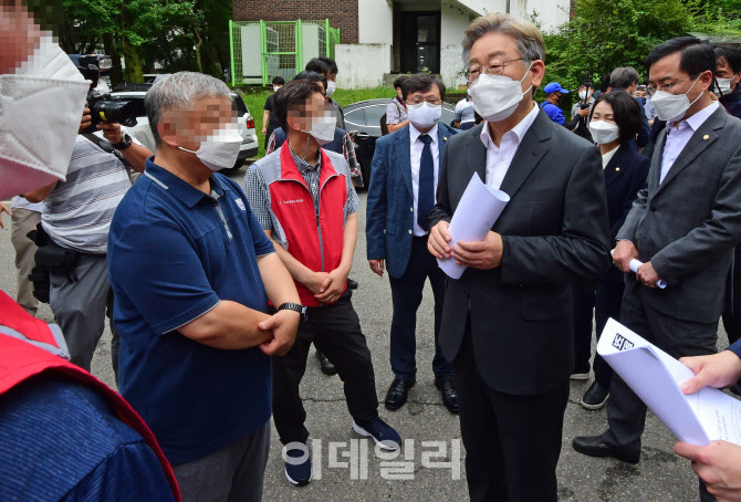 [포토]사망한 서울대 청소노동자 유가족 만나는 이재명