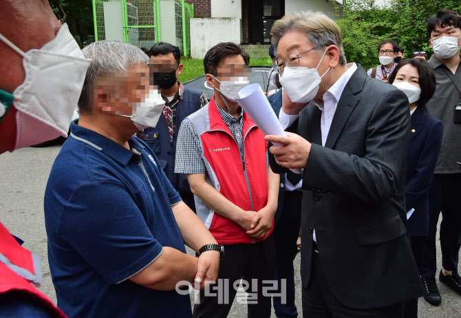 [포토]사망한 서울대 청소노동자 유가족 만나는 이재명 경기지사