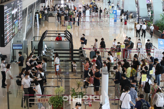 [포토]여행객들로 북적이는 김포공항 국내선 출국장
