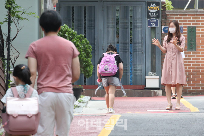[포토]선생님과 인사하는 학생