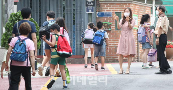 [포토]학생들과 활기차게 인사하는 선생님