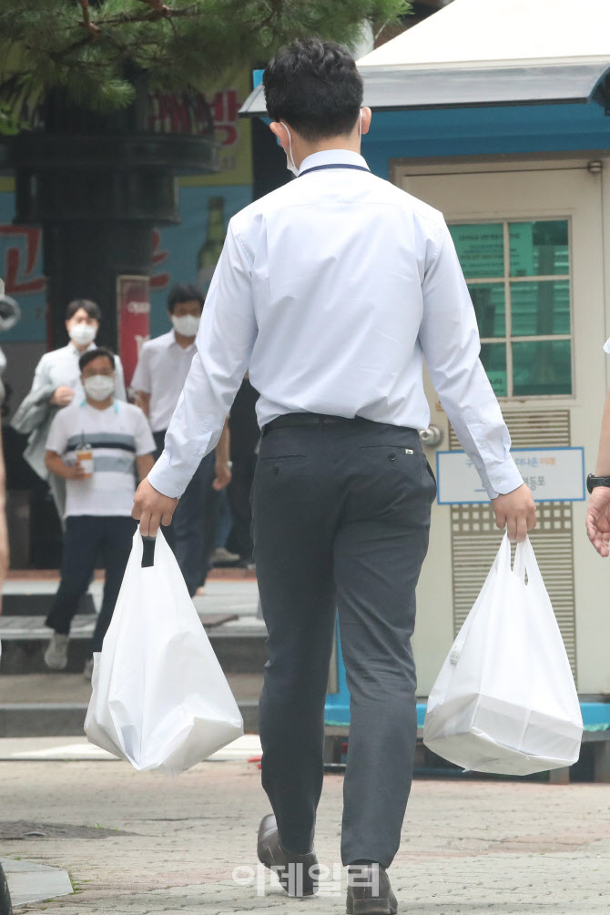 [포토]도시락 들고 이동하는 직장인