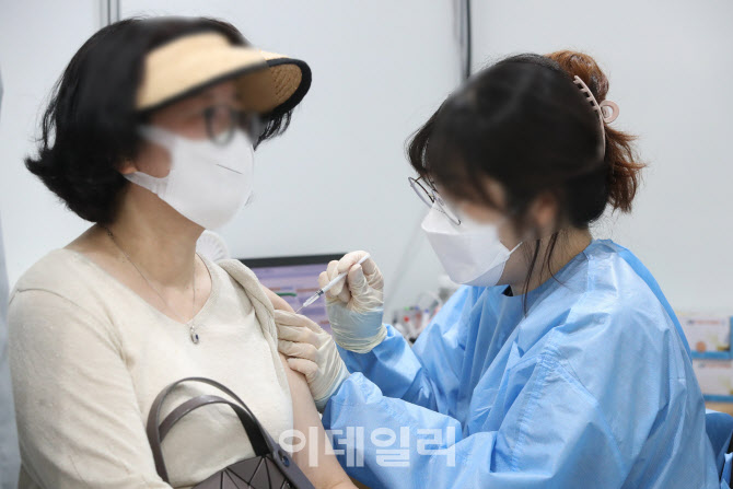 [포토]코로나19 백신 사전예약 하루도 안 돼 일시 중단