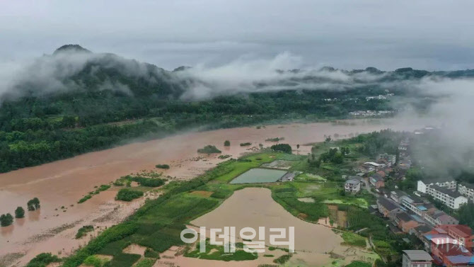 중국 올해 최악 홍수…베이징 휴교령·항공편 500편 취소