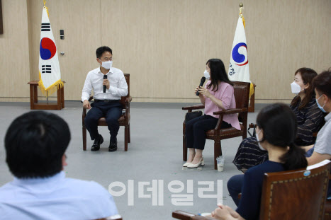 [포토]김정우 조달청장, 12일 MZ세대 직원들과 토론회