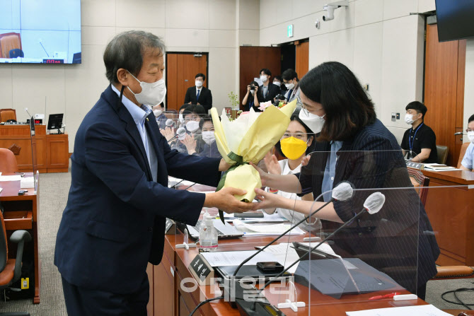 [포토]'용혜인 의원 출산 축하하는 윤후덕 위원장'