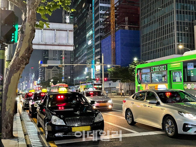 '빈차·빈차·빈차' 택시 행렬…4단계 첫날 밤, 번화가는 '썰렁'