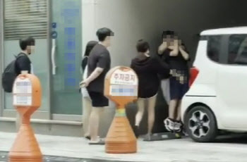 대낮 중학생 `집단 괴롭힘` 영상 논란…경찰 “장난 밝혀, 인계 안돼”