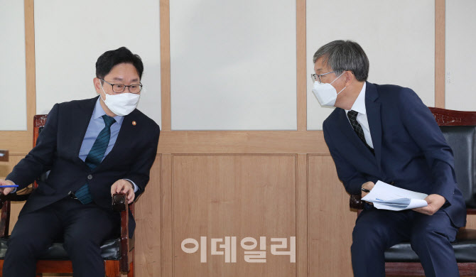 [포토]박범계 법무부 장관, 한동수 대검감찰부장과 대화