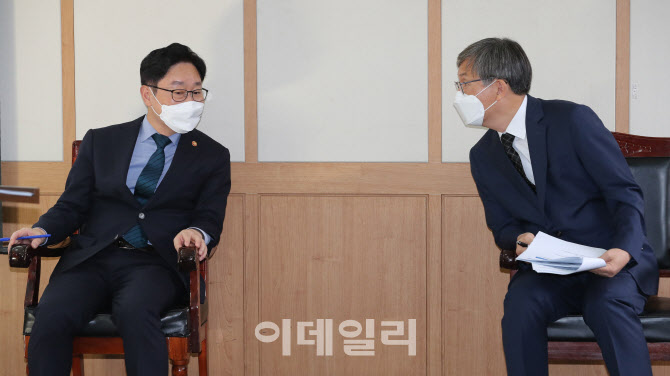 [포토]박범계 장관, 한동수 대검감찰부장과 대화