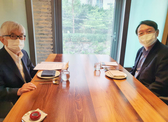 최장집 만난 윤석열 “정권교체 못하면 선동가들 판쳐”