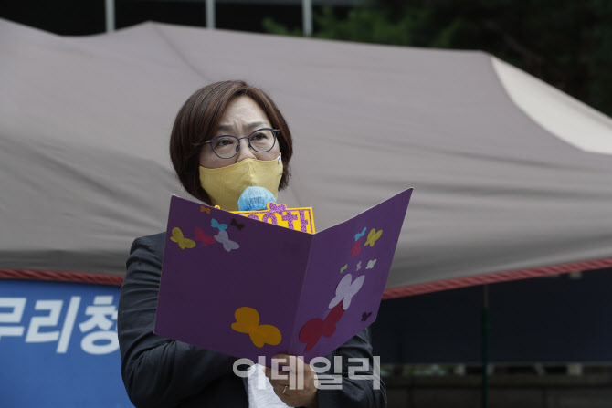 [포토] 성명서 낭동하는 이나영 이사장