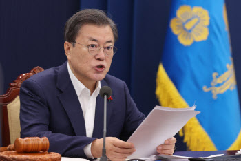 靑 직원 첫 확진…“文 대통령과 접촉은 없어”