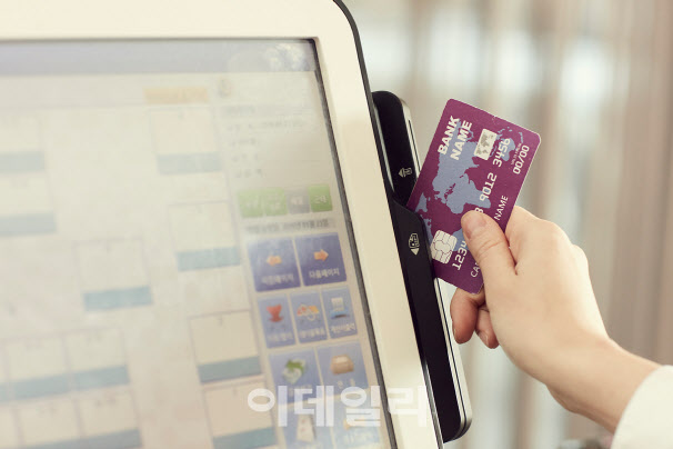 “가맹점 수수료율 법안만 4개째”...카드사, 압박나선 정치권