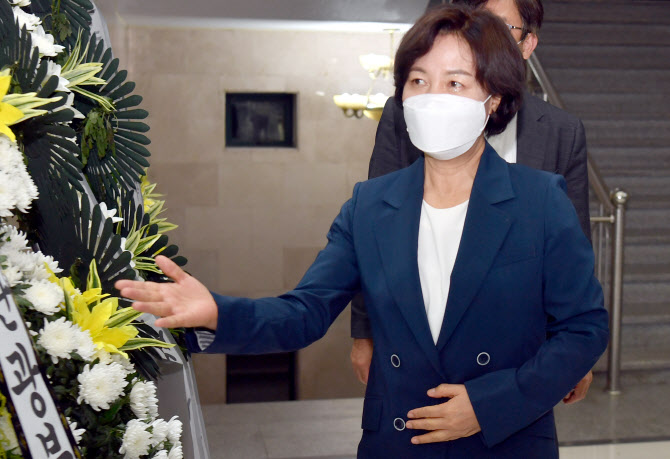 추미애 "장모 구속 후 '꿩' 추락 중, 피해자 코스프레만 계속"