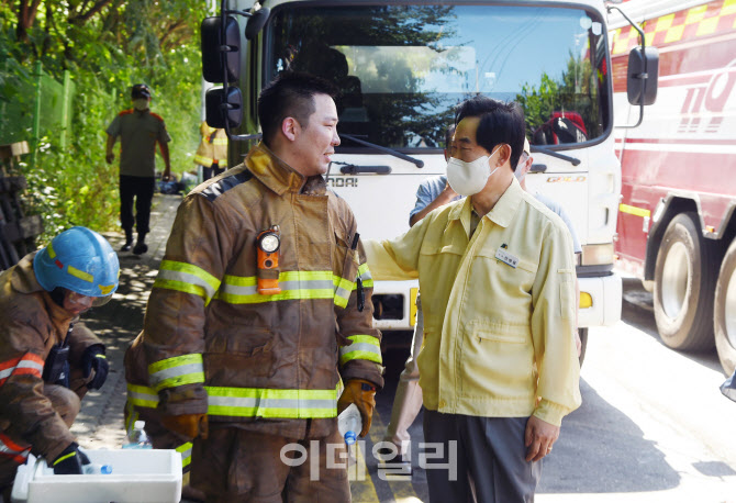 [포토]용현산업단지 화재 현장 찾아 소방관 격려하는 안병용 의정부시장