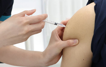고3·교직원 19일부터 백신접종…최장 사흘간 결석 허용