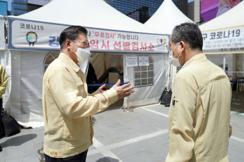 임시선별검사소 찾은 文대통령 “의료진 땀범벅 가슴아파”(상보)