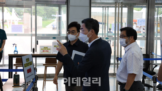 용홍택 과기부 1차관, 국립어린이과학관 현장방역 참여