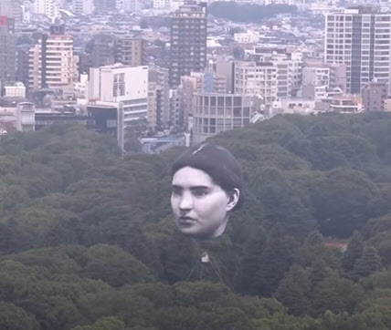 도쿄 상공에 ‘목 없는 사람 얼굴’ 둥둥…올림픽 앞두고 ‘깜짝’