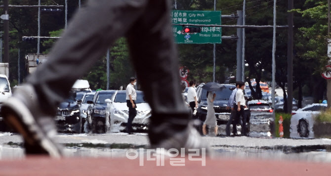 [포토]폭염으로 달궈진 도로