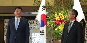 文대통령 방일 무산 다음날 얼굴 맞댄 한·일