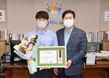 염태영 수원시장, 대형 화재 막은 김재관씨 표창