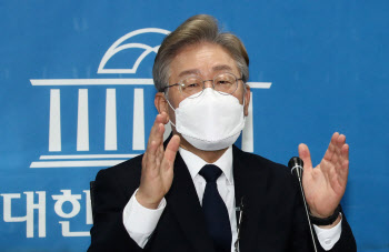"세금 많이 낸 게 죄냐?"...이재명, '12% 뺀 재난지원금' 비난
