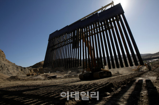 바이든 행정부, 美-멕시코 국경장벽 건설계약 2건 백지화