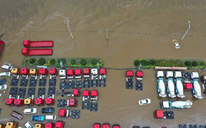 중국 폭우에 태풍까지 '초비상'…허난성 58명 사망·5명 실종