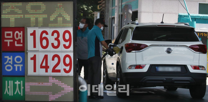 [포토]휘발윳값 12주 연속 상승, 리터당 1637.2원