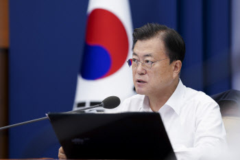 文대통령 “취약층에 추가 10만원…여유 있는 분들에 양해 구해”