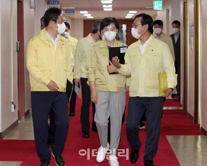 [포토] 국무회의 참석하는 위원들