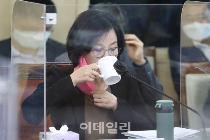 [포토]목 축이는 김현아 서울주택도시공사 사장 후보자