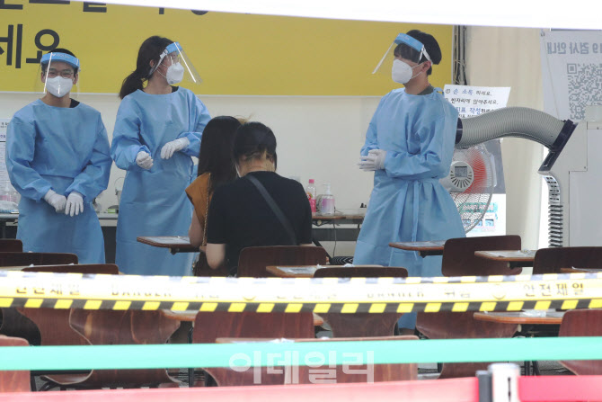 [포토]'최다 확진자 발생'에 코로나19 선별진료소에 온 시민들